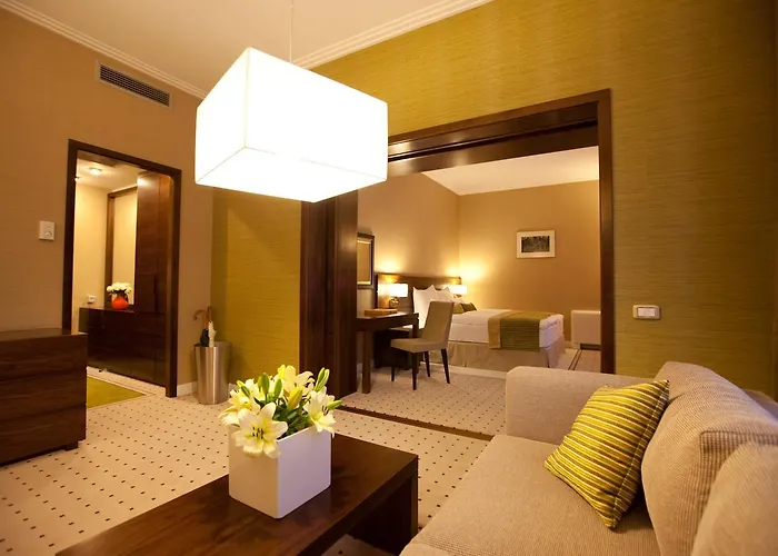 Capital Plaza 4*
